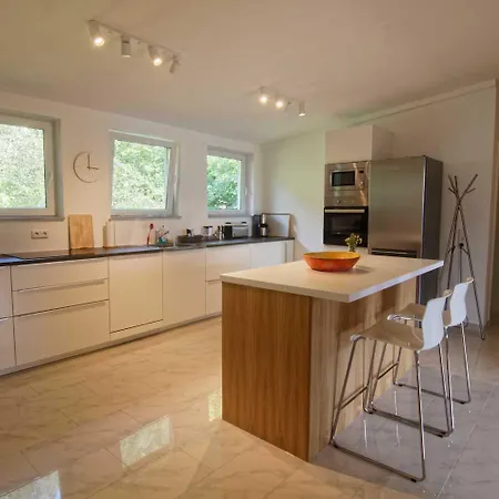 Helle Mit Traumhaftem Bergblick