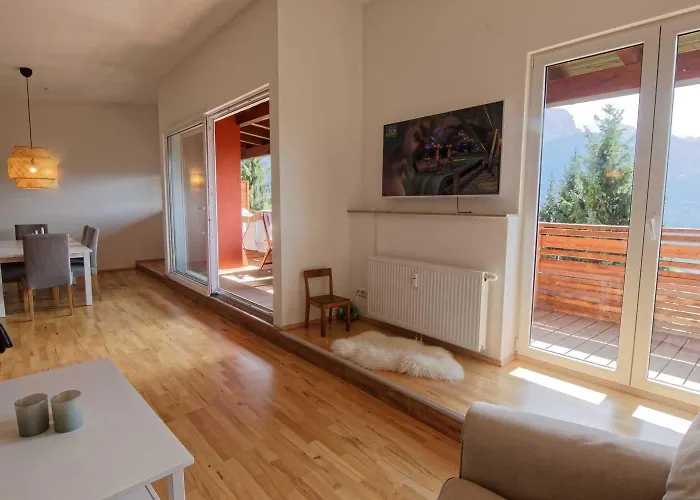 Helle Mit Traumhaftem Bergblick